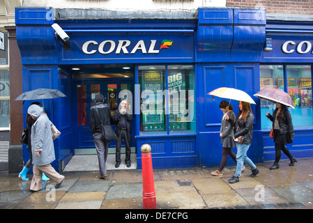 Korallen Buchmacher auf Newport Platz in Chinatown, Soho, West End, London, England UK Stockfoto