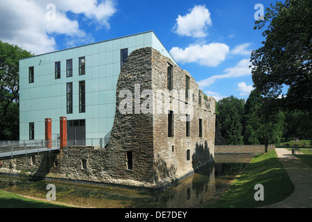 Haus Weitmar Mit Kubus Im Schlosspark, Situation Kunst, Kunstausstellungen der Ruhr-Universität Bochum in Bochum-Weitmar, Ruhrgebiet, Nordrhein-Westf Stockfoto