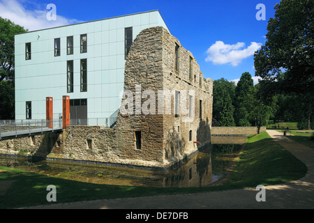 Haus Weitmar Mit Kubus Im Schlosspark, Situation Kunst, Kunstausstellungen der Ruhr-Universität Bochum in Bochum-Weitmar, Ruhrgebiet, Nordrhein-Westf Stockfoto