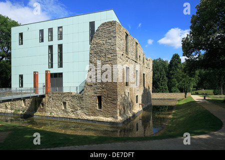 Haus Weitmar Mit Kubus Im Schlosspark, Situation Kunst, Kunstausstellungen der Ruhr-Universität Bochum in Bochum-Weitmar, Ruhrgebiet, Nordrhein-Westf Stockfoto