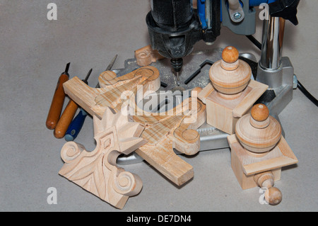 geschnitzte Holzelemente in den Arbeitsprozess und tools Stockfoto