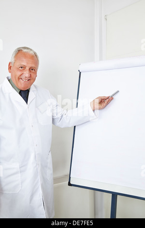 Arzt, Vortrag beim Seminar mit einem Flipchart Stockfoto