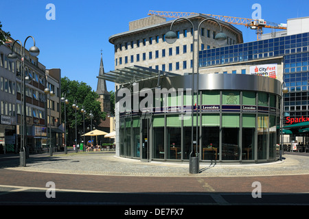 Dr.-Ruer-Platz, Verkaufspavillon, Sparkasse Und evangelischen Pauluskirche, Bochum, Ruhrgebiet, Nordrhein-Westfalen Stockfoto