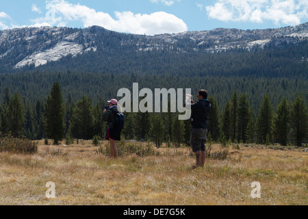 Touristen fotografieren in Tuolumne Meadows Yosemite National park Stockfoto