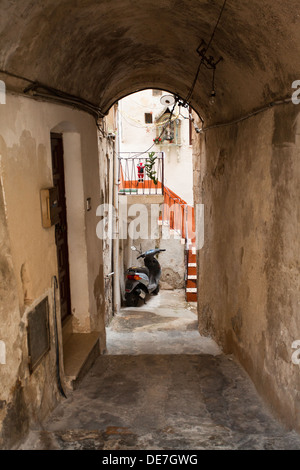 Straße Torbogen in Sciacca in der Provinz Agrigento, Sizilien. Stockfoto