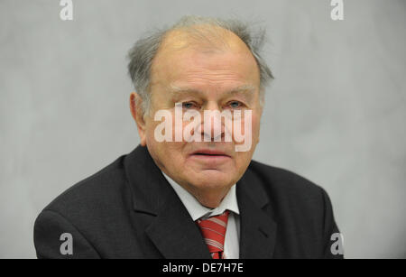 (Dpa-Datei) - ein Datei-Bild vom 17. Februar 2011 zeigt deutschen Schriftsteller Erich Loest in Berlin, Deutschland. Erich Loest ist tot. Nach Angaben der Polizei Leipzig sprang 87-j hrige Loest aus einem Krankenhaus-Fenster auf 12. September 2013. Foto: Rainer Jensen Stockfoto