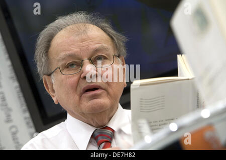 (Dpa-Datei) - ein Datei-Bild datiert 13. März 2009 zeigt Schriftsteller Erich Loest liest aus seinem "Loewenstadt" auf der Leipziger Buchmesse in Leipzig, Deutschland Buch. Erich Loest ist gestorben. Nach Angaben der Polizei Leipzig sprang 87-j hrige Loest aus einem Krankenhaus-Fenster auf 12. September 2013. Foto: Arno Burgi Stockfoto