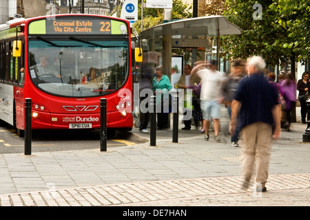 Menschen treten aus einem nationalen Express City-Bus an der Endstation außerhalb der Overgate Shopping Mall in Dundee, Großbritannien Stockfoto