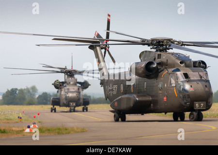 Deutschland, Baden-Württemberg, Laupheim. Ansicht der CH-53 Hubschrauber Rollen zur Parkposition Stockfoto