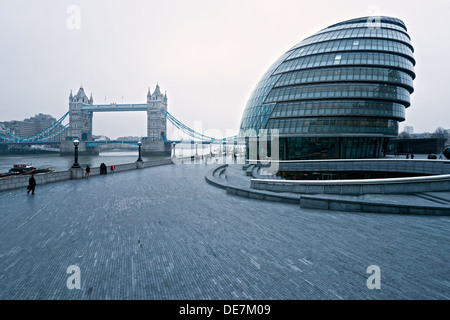 Rathaus und die Tower Bridge, London, UK Stockfoto