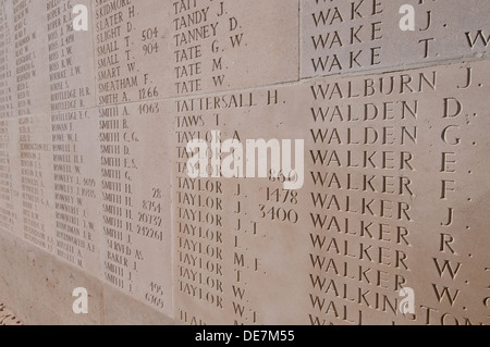 Namen von the Missing an der Somme eingraviert Thiepval-Denkmal auf die fehlende, Somme, Frankreich Stockfoto