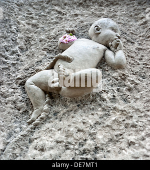 Das Christkind ist eine Skulptur des englischen Bildhauers legte Mike Chapman in Fron des Eingangs von St. Martin in der Felder chur Stockfoto