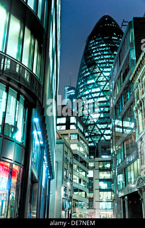 Abend Zeit Schuss von Londons berühmten Wolkenkratzer "Gherkin" Ameise Aviva, London, England. Stockfoto