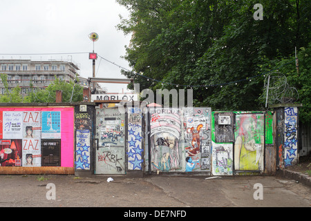 Berlin, Deutschland, Metallzaun des Vereins MORLOX Haase in der Straße Stockfoto