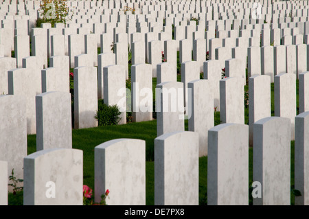 Massierten Grabsteine auf Delville Wood Cemetery, Somme, Frankreich Stockfoto