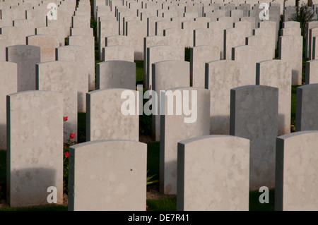 Massierten Grabsteine auf Delville Wood Cemetery, Somme, Frankreich Stockfoto