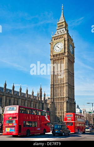 Der Big Ben und zwei Doppeldecker-Bus, London, UK. Stockfoto