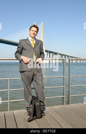 Geschäftsmann posiert im Freien in der Nähe des Flusses Stockfoto