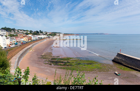 Dawlish Devon England mit Gleis Strand und Meer auf blauen Himmel Sommertag Stockfoto