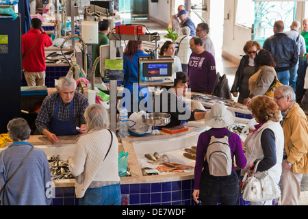 Portugal, Lagos, Fischhändler, arbeiten in der Markthalle Stockfoto