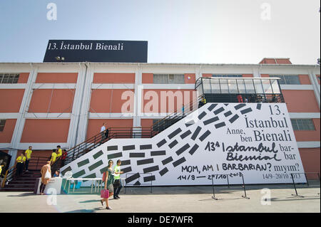 Istanbul, Türkei. 11. September 2013.  Der 13. Biennale in Istanbul, "Mama, ich bin Barbar?", kuratiert von Fulya Erdemci, läuft vom 14. September unbebaut 20 Oktober. Eintritt zu den Ausstellungen der Biennale ist kostenlos, Überschneidungen mit der Biennale Vision, einen öffentlichen Raum zu schaffen und für jeden zugänglich sein. © Claudia Wiens/Alamy Live-Nachrichten Stockfoto