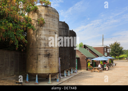 Großer Apfelwein Bottiche und Shop mit Menschen draußen in preisgekrönten englischen Weinberg in Biddenden, Kent, England, UK, Großbritannien Stockfoto