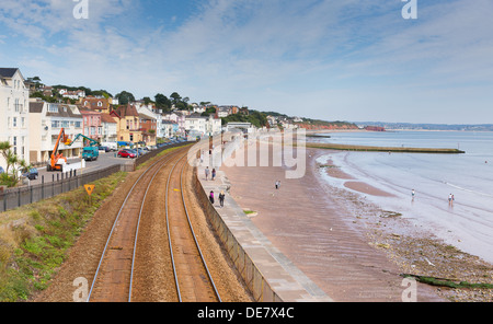 Dawlish Devon England mit Gleis Strand und Meer auf blauen Himmel Sommertag Stockfoto