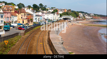 Dawlish Devon England mit Gleis Strand und Meer auf blauen Himmel Sommertag Stockfoto