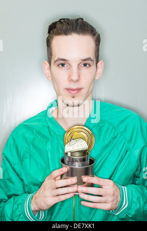 Eco freundlichen jungen Mann halten Metalldosen bereit für das recycling Stockfoto