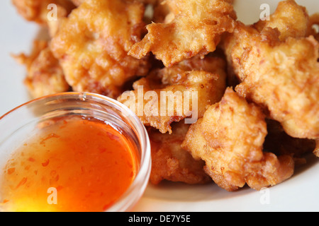 Tiefe gebratene panierte Chicken Nuggets mit Pommes frites Stockfoto