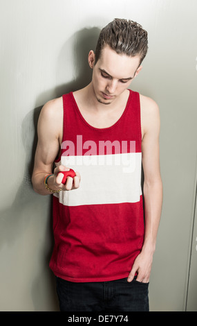 Porträt von nachdenklichen jungen Mann drückte rot Stress-ball Stockfoto