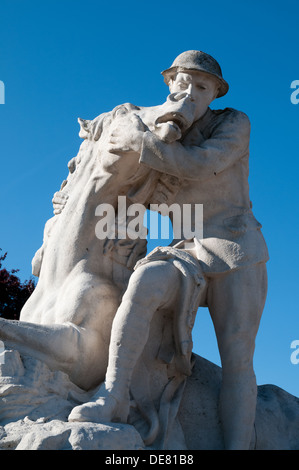 Britische WW1-Denkmal an der Somme, Artilleristen mit verwundeten Pferd Stockfoto