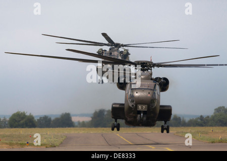 Deutschland, Baden-Württemberg, Laupheim. Ansicht der CH-53 Hubschrauber landen Stockfoto