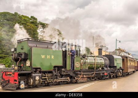 Ankunft im Hafen von Porthmadog in Gwynedd Garratt-Lok Stockfoto