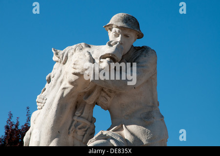 Britische WW1-Denkmal an der Somme, Artilleristen mit verwundeten Pferd Stockfoto