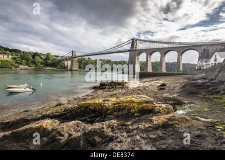 Die Menai Hängebrücke über die Menaistraße in Gwynedd Nord-Wales. Stockfoto