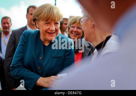 Barth, Deutschland. 13. September 2013. Deutsche Bundeskanzlerin Angela Merkel (L) wird von den Bürgern am Markt Platz von Barth, Deutschland, 13. September 2013 begrüßt. Die Bundestagswahl stattfinden am 22. September 2013. Foto: JENS Büttner/Dpa/Alamy Live News Stockfoto