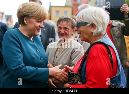 Barth, Deutschland. 13. September 2013. Deutsche Bundeskanzlerin Angela Merkel (L) wird von den Bürgern am Markt Platz von Barth, Deutschland, 13. September 2013 begrüßt. Die Bundestagswahl stattfinden am 22. September 2013. Foto: JENS Büttner/Dpa/Alamy Live News Stockfoto