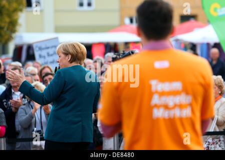 Barth, Deutschland. 13. September 2013. Deutsche Bundeskanzlerin Angela Merkel (L) wendet sich an Bürgerinnen und Bürger auf dem Markt Platz Barth, Deutschland, 13. September 2013. Die Bundestagswahl stattfinden am 22. September 2013. Foto: JENS Büttner/Dpa/Alamy Live News Stockfoto