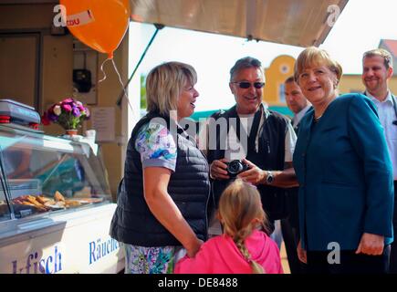 Barth, Deutschland. 13. September 2013. Bundeskanzlerin Angela Merkel (2-R) wird von den Bürgern am Markt Platz von Barth, Deutschland, 13. September 2013 begrüßt. Die Bundestagswahl stattfinden am 22. September 2013. Foto: JENS Büttner/Dpa/Alamy Live News Stockfoto