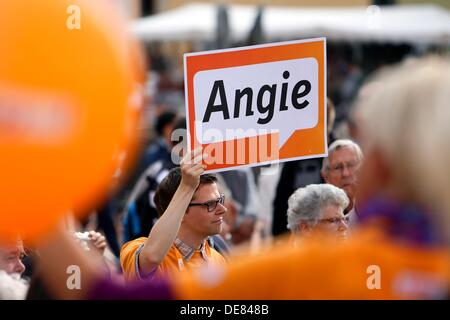 Barth, Deutschland. 13. September 2013. Kampagne Freiwillige halten Schilder mit der Aufschrift "Angie" während einer Kampagne Veranstaltung bei einem Markt Platz Barth, Deutschland, 13. September 2013. Die Bundestagswahl stattfinden am 22. September 2013. Foto: JENS Büttner/Dpa/Alamy Live News Stockfoto