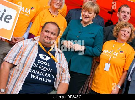 Barth, Deutschland. 13. September 2013. German chancellor Angela Merkel (C) posiert für die Kamera mit Wahlhelfer bei einem Markt Platz von Barth, Deutschland, 13. September 2013. Die Bundestagswahl stattfinden am 22. September 2013. Foto: JENS Büttner/Dpa/Alamy Live News Stockfoto