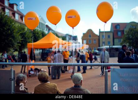 Barth, Deutschland. 13. September 2013. Ältere Frauen warten für den Auftritt von Bundeskanzlerin Angela Merkel beim sitzen unter Ballons von der christdemokratischen Partei bei einem Markt Platz von Barth, Deutschland, 13. September 2013. Die Bundestagswahl stattfinden am 22. September 2013. Foto: JENS Büttner/Dpa/Alamy Live News Stockfoto