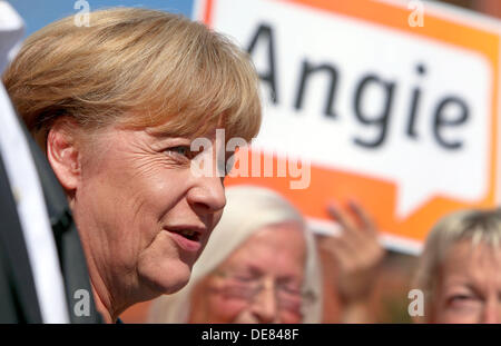 Barth, Deutschland. 13. September 2013. Bundeskanzlerin Angela Merkel hält eine Rede bei einem Markt Platz von Barth, Deutschland, 13. September 2013. Die Bundestagswahl stattfinden am 22. September 2013. Foto: JENS Büttner/Dpa/Alamy Live News Stockfoto