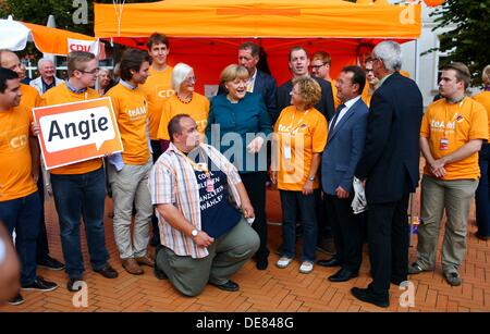 Barth, Deutschland. 13. September 2013. Bundeskanzlerin Angela Merkel posiert für die Kamera mit Wahlhelfer bei einem Markt Platz von Barth, Deutschland, 13. September 2013. Die Bundestagswahl stattfinden am 22. September 2013. Foto: JENS Büttner/Dpa/Alamy Live News Stockfoto