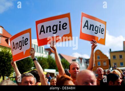 Barth, Deutschland. 13. September 2013. Kampagne Freiwillige halten Schilder mit der Aufschrift "Angie" während einer Kampagne Veranstaltung bei einem Markt Platz Barth, Deutschland, 13. September 2013. Die Bundestagswahl stattfinden am 22. September 2013. Foto: JENS Büttner/Dpa/Alamy Live News Stockfoto