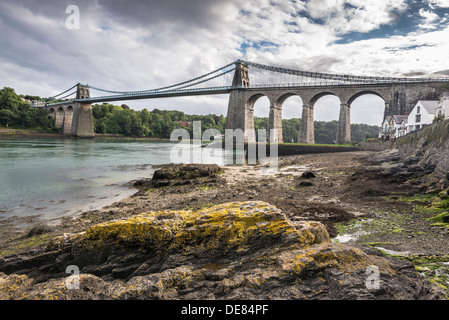 Die Menai Hängebrücke über die Menaistraße in Gwynedd Nord-Wales. Stockfoto