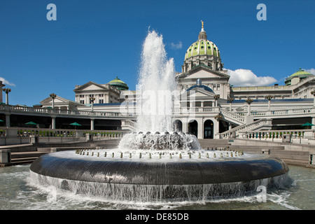 BRUNNEN EAST WING EINGANG STATE CAPITOL BUILDING (© JOSEPH MILLER HUSTON 1906) HARRISBURG, PENNSYLVANIA USA Stockfoto