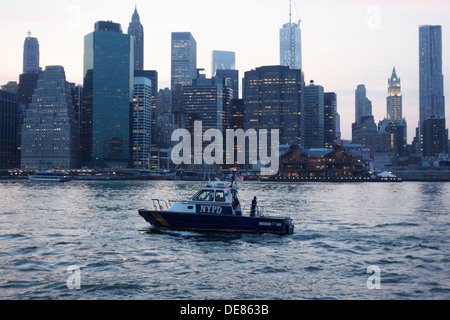 NYPD Boot am East river Stockfoto