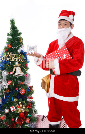 Porträt des jungen Mannes in Santa Kostüm Stockfoto